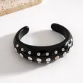 Elegante bracciale rigido in resina nera decorato con borchie in metallo argento. - Bangle / Nero