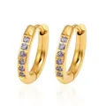Gros plan de boucles d'oreilles créoles dorées en acier avec des zircons violets clairs. - Style Strass Violet (MS-860) / 2.5*8MM Paire