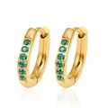 Vue détaillée de boucles d'oreilles créoles dorées avec zircons verts étincelants - Style Strass Vert (MS-860) / 2.5*8MM Paire