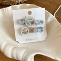 Detailansicht süßer Haarklammern im koreanischen Stil mit blauen Anhängern. - Entenschnabelklemme (HH9884) / Ein Paar / Weiß-Blau