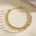Dettaglio di un girocollo dorato con delicate decorazioni a frange di cristallo. - Collare Oro con Cristallo Bianco / Oro