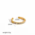 Minimalistische Ohrklemme in Goldoptik in C-Form mit funkelndem Strass-Inlay-Detail - Einfacher Strassreihen-Stil (TE60801-G) / Einzelstück / Gold
