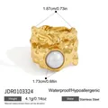 Anello irregolare in acciaio inossidabile dorato con una perla bianca centrale di classe - Stile con Perla Singola a Trama Pieghettata (JDR0103324)