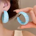 Élégantes boucles d'oreilles créoles bleues texturées en forme de C avec des tiges. - 3.7cm / Style texture dentelle / Bleu