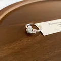 Detailopname van een zilverkleurige open ring met een zeester en witte parel - Oceaanstijl Zeester Kunstparel Open Ring (29#) / Zilver-Blauw