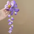 Elegante paarse stoffen bloem haarclip met een lange waterval van klokvormige bloemen - Eendenbek haarclips / Paars
