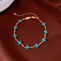 Primer plano de una pulsera bañada en oro de 18 quilates con flores de circonita - Estilo Flor (Dorado-Azul) / Dorado, Azul