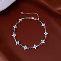 Detalle de una elegante pulsera de flores de circón con cuentas turquesas, baño de 18k - Estilo Flor (Plateado-Azul) / Plateado, Azul