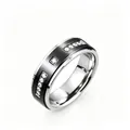 Dettaglio macro di un anello in acciaio inossidabile bicolore nero e argento con zirconi - Taglia 6 / Stile Inciso a Gradini 11 Diamanti / 8mm / Nero