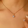 Élégante chaîne de clavicule dorée avec un pendentif solitaire rond en zircone - Style Pendentif Strass Unique (01kc Or 5380) / Or
