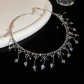 Detailansicht eines silbernen Kristall-Spitzen-Chokers mit funkelnden Perlenanhängern - Halsband-Silber-Weiß