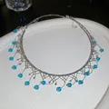 Exquisite Nahaufnahme eines Vintage-Halsbands mit blauen Kristallfransen und Silberperlen - Halsband-Silber-Blau