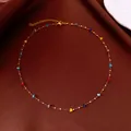 Detalle de collar de cuentas de cristal de colores irregulares con cadena de oro fina. - Dorado-Multicolor