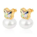 Eleganti orecchini a farfalla con cristalli iridescenti e perle bianche in finitura oro. - Iridescente