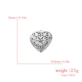 Primo piano del medaglione a cuore in acciaio inossidabile 316L con intaglio e misure - Cuore cavo