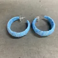 Incantevoli orecchini a cerchio a C fatti a mano avvolti in pizzo azzurro con texture - Blu