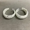 Eleganti orecchini a cerchio a forma di C avvolti in pizzo bianco dal look vintage - Bianco