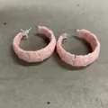 Incantevoli orecchini a cerchio a C avvolti in pizzo rosa con chiusure sicure e comode - Rosa