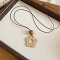 Nahaufnahme einer böhmischen gewebten Blumenkette mit natürlichem Holzperlenakzent - Blume (3# Halskette) / Braun