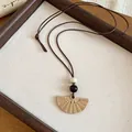 Detailansicht einer böhmischen gewebten fächerförmigen Halskette mit Perlen im Holztablett - Fächer-Stil (4# Halskette) / Braun