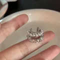 Vue détaillée d'un earcuff multicouche orné de perles élégantes et de zircons brillants. - Boucles d'oreilles à clip / Argent