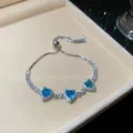 Elegante pulsera ajustable plateada con tres brillantes circonitas azules en forma de corazón. - Estilo de Tres Corazones Azules (8#)