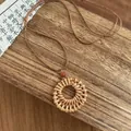 Detailansicht einer handgewebten Rattan-Halskette im Boho-Stil mit brauner Kordel. - Halskette Stil 27