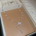 Elegante silberfarbene Blumen-Perlenkette mit funkelnden Kristallakzenten für Damen - 56# Halskette Y-Form Zirkonia Blume Perle