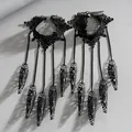 Vista detallada de la pulsera esclava de encaje gótico negro con anillos de garra calados. - Hueco Integrado / Negro