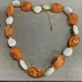 Vintage-Halskette aus Acryl mit geometrischen ovalen Perlen in Orange und Weiß - Nur Kette / Weiß, Orange