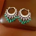 Nahaufnahme von Vintage-Creolen mit grünen Zirkonia-Anhängern und rosa Akzenten auf Leder. - Schnallen-Tropfenquasten-Stil (62#) (Silber Ohrringpfosten) / Silber, Lila, Grün