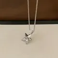 Primo piano di un ciondolo a stella in argento con l'incisione 'Promise me' su catena - Ciondolo Stella in Opale (24#)