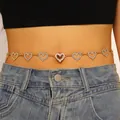 Chaîne de taille à strass dorée en forme de cœur portée élégamment sur un jean bleu - Or (6125)