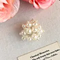 Dettaglio ravvicinato di un elegante ciondolo per scarpe a forma di fiore di perla - Fiore in Perle Artificiali Bianche (27965-4)