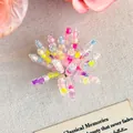 Dettaglio ravvicinato di un ciondolo per scarpe a fiori con perline per decorazione - Fiore con Perline Trasparente Iridescente (27965-17)