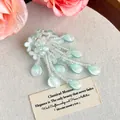 Dettaglio di elegante ciondolo per scarpe a fiore verde menta con cristalli - Fiore a Goccia d'Acqua Trasparente Verde Menta (27965-28)