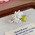 Elegante charm per scarpe floreale fatto a mano con perle bianche e cristallo - Fiore a Foglia Verde Pastorale Fresco (27337-1)