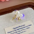 Elegante ciondolo per scarpe a fiore con perle e petali cangianti per sabot e ciabatte - Fiore di Perla Iridescente Arcobaleno (27337-2)