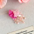 Elegante ciondolo per scarpe a fiore in tessuto rosa fatto a mano con perle per zoccoli - Cluster di Fiori in Seta Pieghettata Rosa (27965-19)