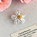 Elegante ciondolo per scarpe a forma di fiore di perla bianca con centro dorato - Fiore in Resina Bianco e Oro (27965-2)