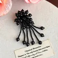 Elegante ciondolo a fiore di perle nere per zoccoli e sandali - Cluster di Fiori Neri con Nappe (27965-24)