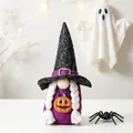 Gnomo di Halloween fatto a mano con cappello da strega e zucca su tavolo - Ciondolo Gnomo Femmina Viola