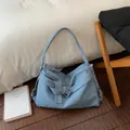 Sac fourre-tout vintage en denim bleu clair avec une sangle à boucle décorative chic - 35*11*24 / Cowboy / Bleu