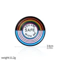 Spilla smaltata arcobaleno You Are Safe With Me, distintivo in metallo diametro 3,9 cm - X00439 / Imballaggio Individuale
