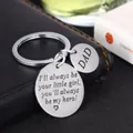 Elegante portachiavi in acciaio inossidabile argento con un messaggio per papà - Stile Incisione Laser Papà (DAD) / Pendente Misura Standard
