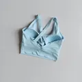 Vue détaillée d'un soutien-gorge de sport bleu clair avec rembourrage fixe interne - S / Bleu clair