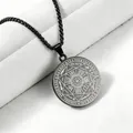 Gros plan montrant la gravure complexe du sceau des sept archanges sur le pendentif noir - Couleur Noire (Maille Miroir)