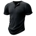 Herren Sport Slim Fit Kurzarm Henley T-Shirt aus schwarzem geripptem Textilstoff - S / Schwarz