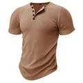 Eng anliegendes Herren-Kurzarm-Muskel-T-Shirt mit Rippstoff und Henley-Kragen in Tan - S / Khaki