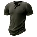 Herren Muscle Slim Fit Geripptes Kurzarm Henley T-Shirt in Dunkelolivgrün, Klassisch - S / Olivgrün
